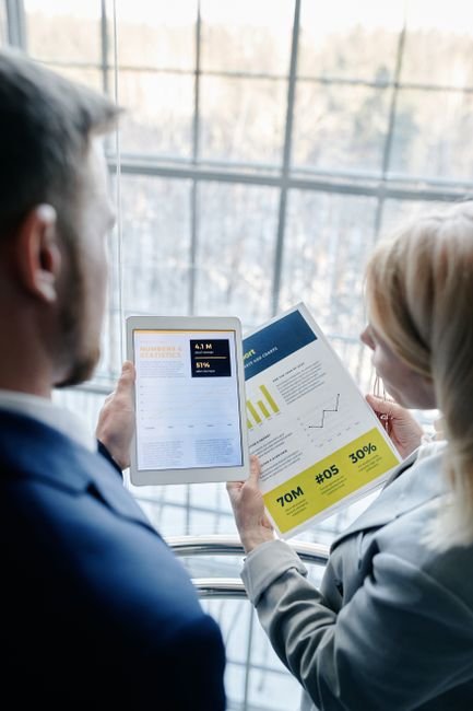 B2B professionals reviewing data for their corporate LinkedIn marketing initiatives