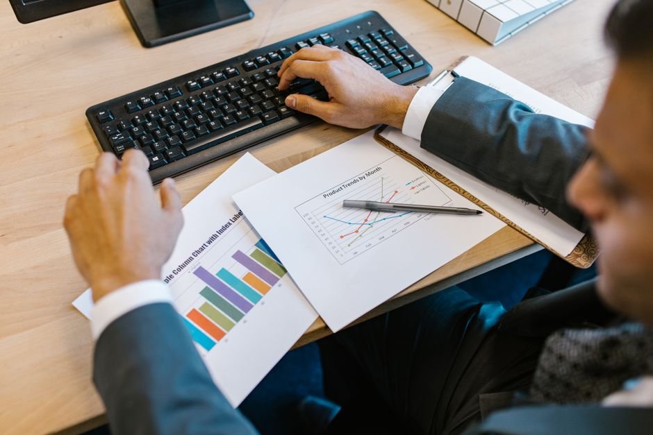 Modern marketer auditing analytics dashboards for enterprise LinkedIn marketing engagement
