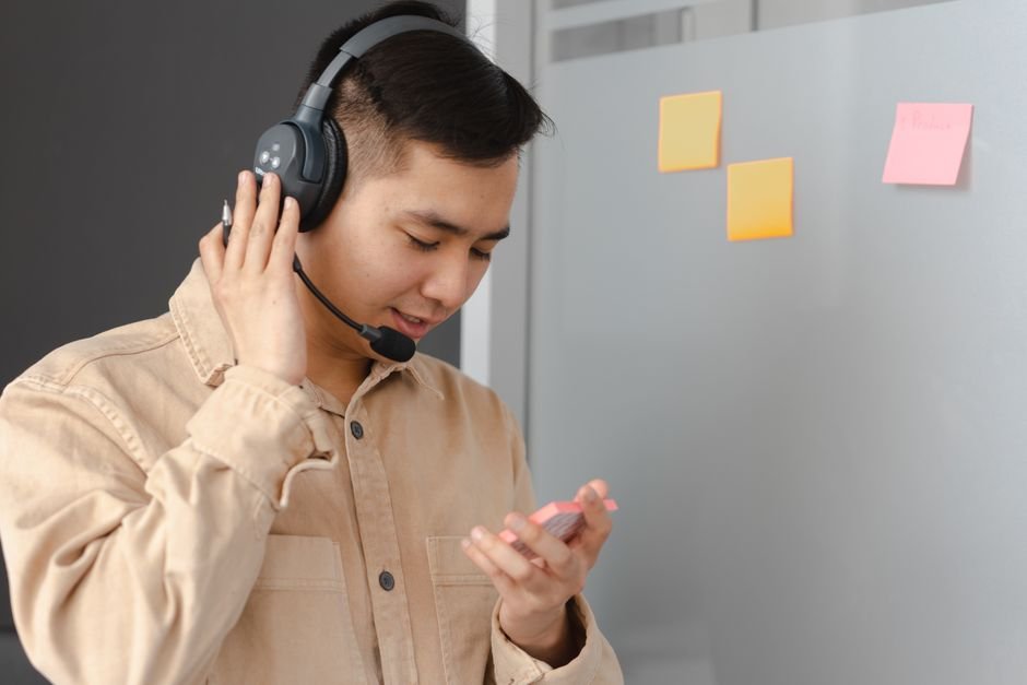 Customer service representative actively using an interactive voice response system