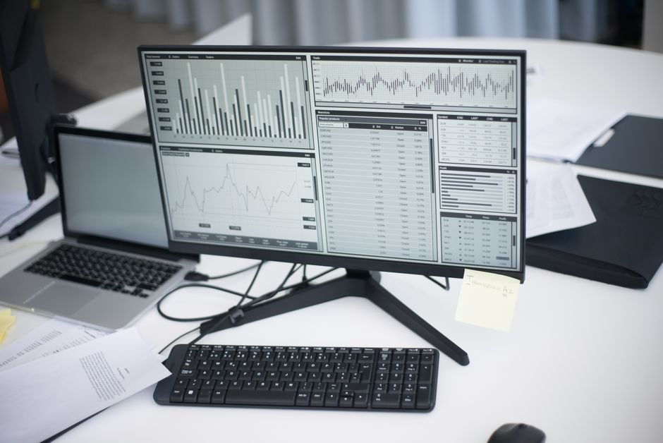Analytics monitor showcasing traffic and sales metrics after Shopify migration