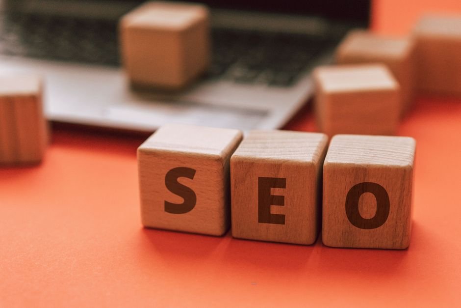 SEO blocks on a keyboard, representing digital optimization and marketing strategies.